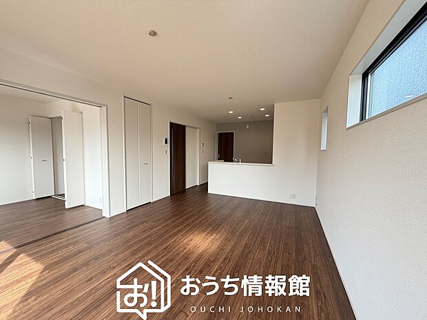 現地写真(リビング)
フローリング材には、木目、色調など木材特有の風合いがあり、ナチュラルな美しさになっています。