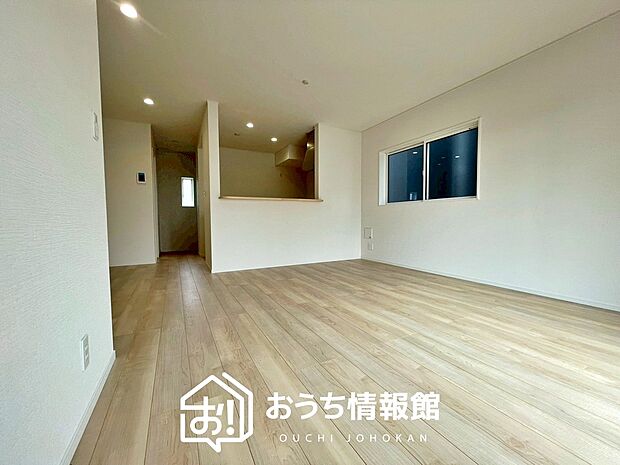 現地写真(リビング)
フローリング材には、木目、色調など木材特有の風合いがあり、ナチュラルな美しさになっています。