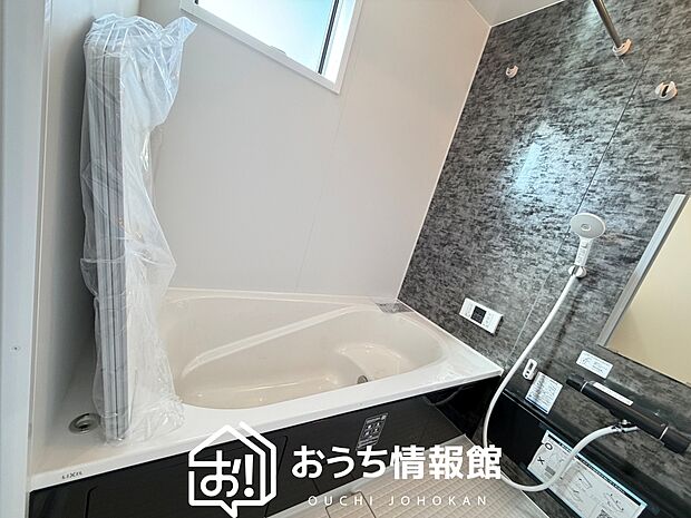 現地写真（浴室）
浴室暖房乾燥機付き。１坪タイプで広々です。