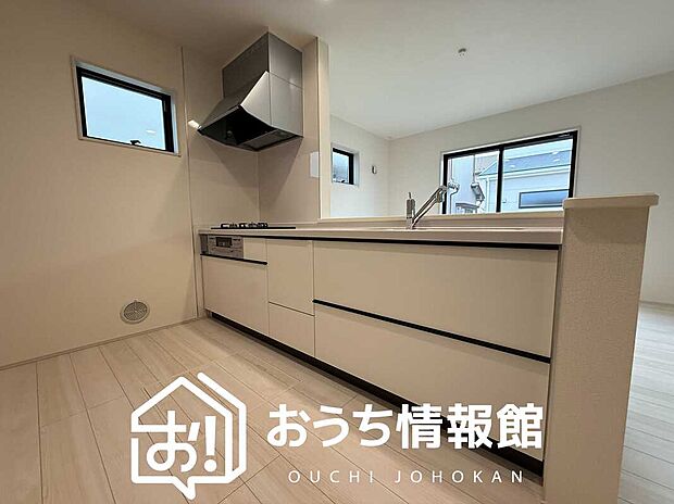 現地写真(キッチン)
収納たっぷりのシステムキッチン、浄水器付水栓を標準装備しています。