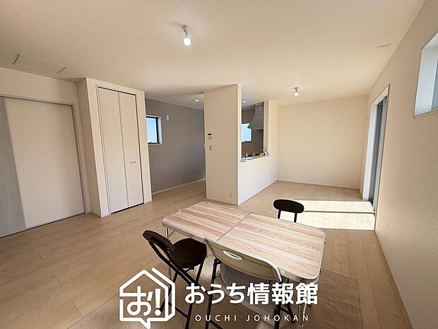 現地写真(リビング)
フローリング材には、木目、色調など木材特有の風合いがあり、ナチュラルな美しさになっています。