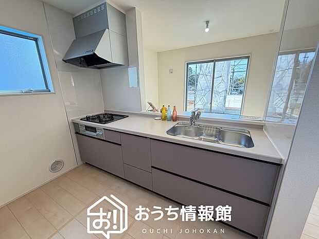 現地写真(キッチン)
収納たっぷりのシステムキッチン、浄水器付水栓を標準装備しています。