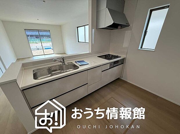 現地写真(キッチン)
収納たっぷりのシステムキッチン、浄水器付水栓を標準装備しています。