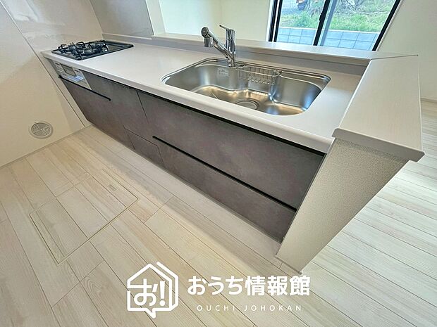 現地写真(キッチン)
収納たっぷりのシステムキッチン、浄水器付水栓を標準装備しています。