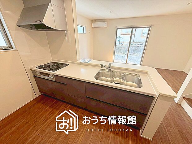 現地写真（キッチン）
収納たっぷりのシステムキッチン、浄水器付水栓を標準装備しています。