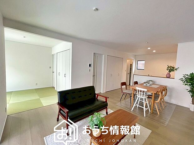 現地写真（リビング）
フローリング材には、木目、色調など木材特有の風合いがあり、ナチュラルな美しさになっています。