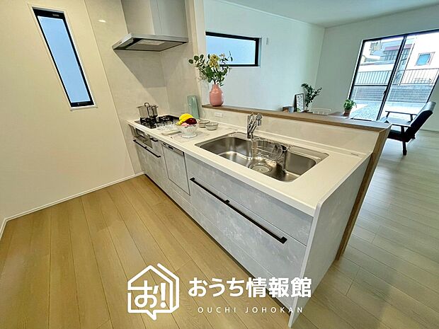 現地写真（キッチン）
収納たっぷりのシステムキッチン、浄水器付水栓を標準装備しています。