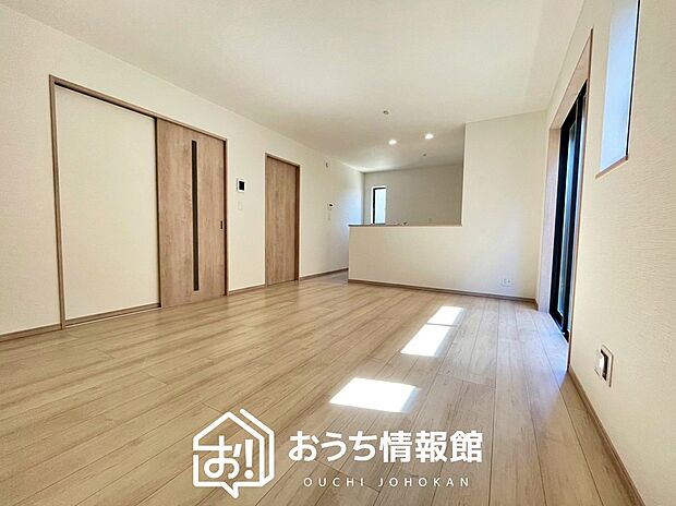 現地写真(リビング)
フローリング材には、木目、色調など木材特有の風合いがあり、ナチュラルな美しさになっています。