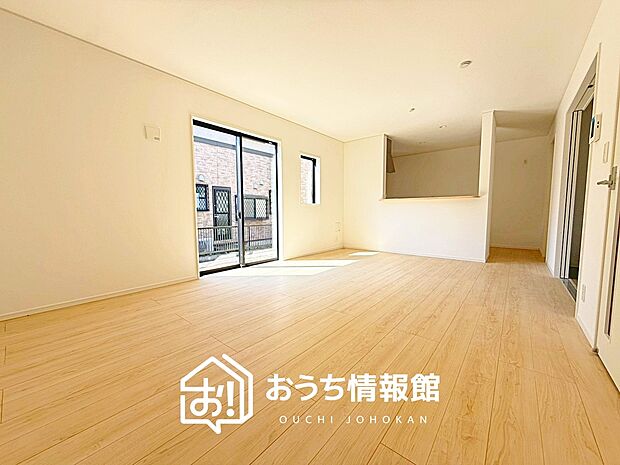 現地写真（リビング）
フローリング材には、木目、色調など木材特有の風合いがあり、ナチュラルな美しさになっています。