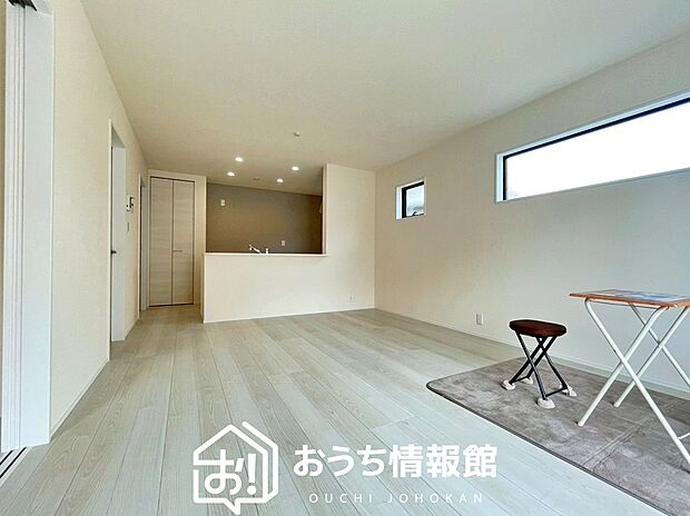 現地写真(リビング)
フローリング材には、木目、色調など木材特有の風合いがあり、ナチュラルな美しさになっています。