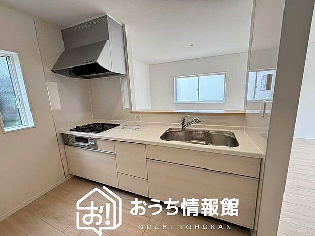 現地写真（キッチン）
収納たっぷりのシステムキッチン、浄水器付水栓を標準装備しています。