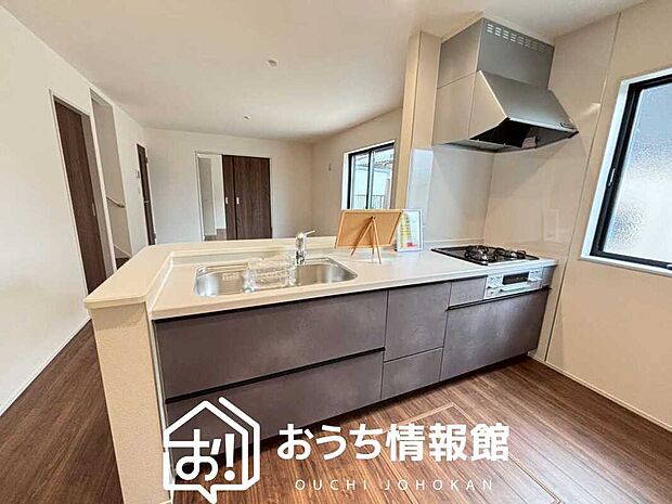 現地写真(キッチン)
収納たっぷりのシステムキッチン、浄水器付水栓を標準装備しています。