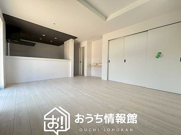 現地写真（リビング）
フローリング材には、木目、色調など木材特有の風合いがあり、ナチュラルな美しさになっています。