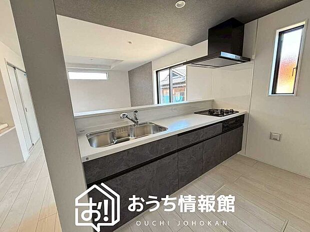 現地写真（キッチン）
収納たっぷりのシステムキッチン、浄水器付水栓を標準装備しています。
