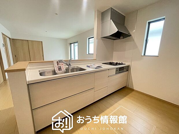 現地写真（キッチン）
収納たっぷりのシステムキッチン、浄水器付水栓を標準装備しています。
