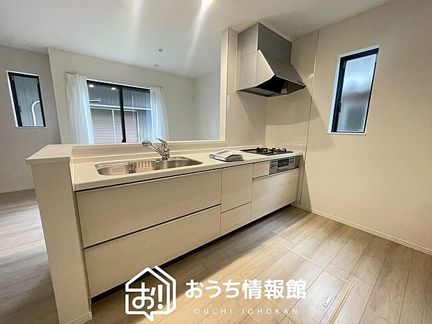 現地写真（キッチン）
収納たっぷりのシステムキッチン、浄水器付水栓を標準装備しています。
