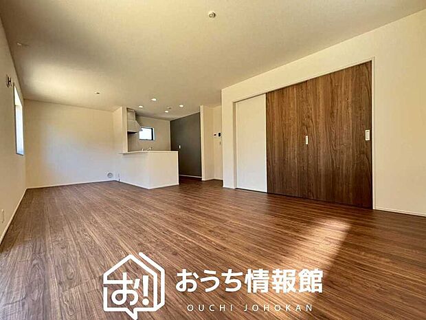 現地写真(リビング)
フローリング材には、木目、色調など木材特有の風合いがあり、ナチュラルな美しさになっています。