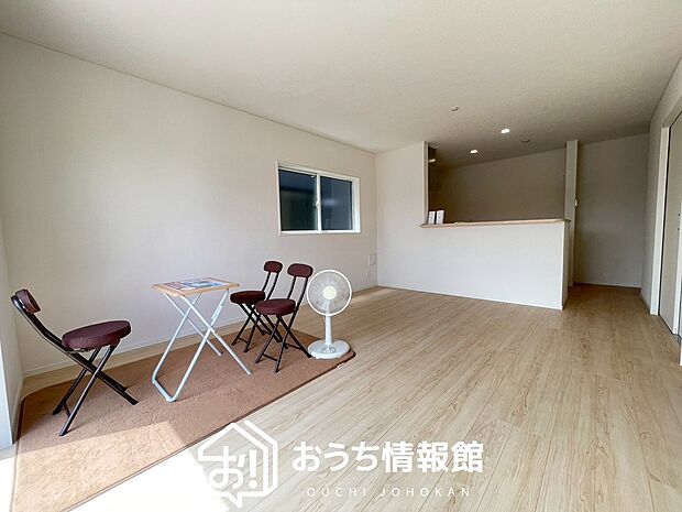 現地写真（リビング）
フローリング材には、木目、色調など木材特有の風合いがあり、ナチュラルな美しさになっています。