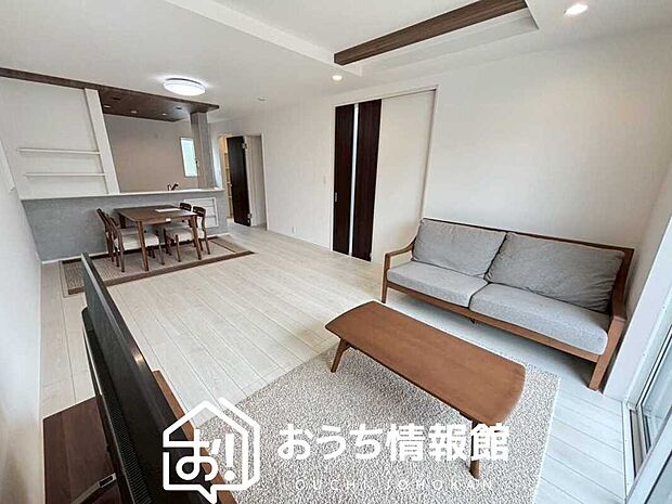 現地写真（リビング）
フローリング材には、木目、色調など木材特有の風合いがあり、ナチュラルな美しさになっています。
