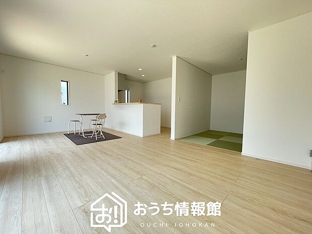 現地写真(リビング)
フローリング材には、木目、色調など木材特有の風合いがあり、ナチュラルな美しさになっています。