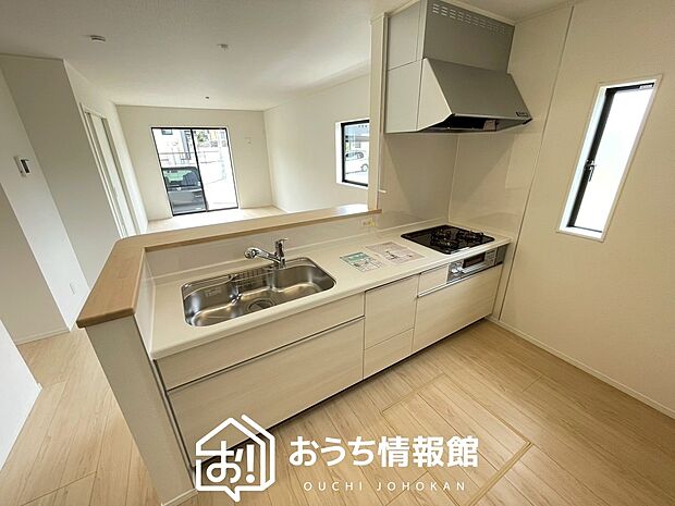 現地写真（キッチン）
収納たっぷりのシステムキッチン、浄水器付水栓を標準装備しています。