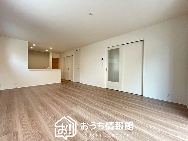 現地写真（リビング）
フローリング材には、木目、色調など木材特有の風合いがあり、ナチュラルな美しさになっています。
