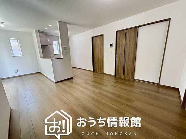 現地写真（リビング）
フローリング材には、木目、色調など木材特有の風合いがあり、ナチュラルな美しさになっています。
