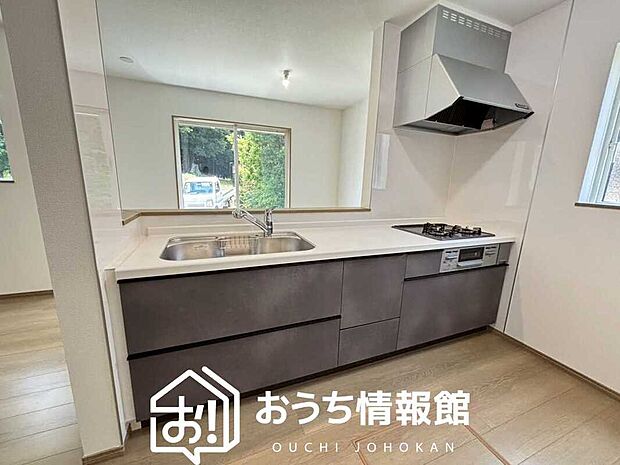 現地写真（キッチン）
収納たっぷりのシステムキッチン、浄水器付水栓を標準装備しています。