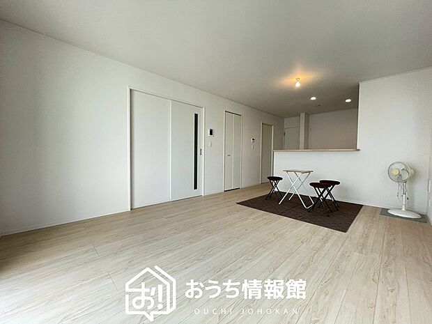 現地写真(リビング)
フローリング材には、木目、色調など木材特有の風合いがあり、ナチュラルな美しさになっています。