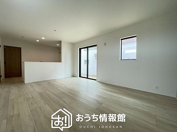 現地写真(リビング)
フローリング材には、木目、色調など木材特有の風合いがあり、ナチュラルな美しさになっています。