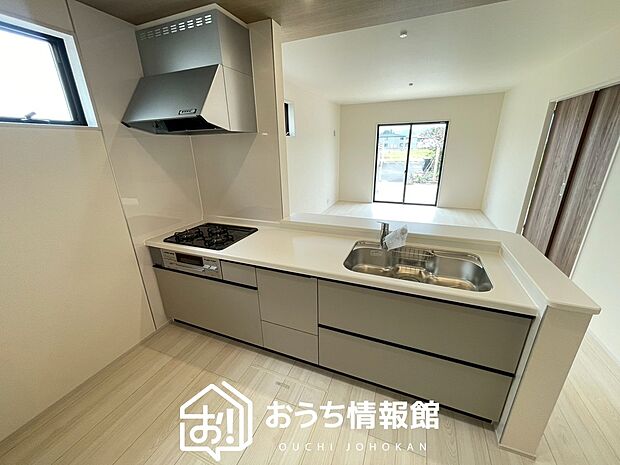 現地写真(キッチン)
収納たっぷりのシステムキッチン、浄水器付水栓を標準装備しています。