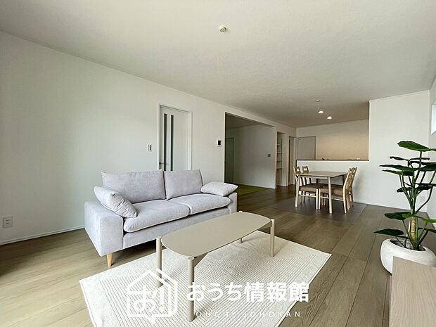 現地写真(リビング)
フローリング材には、木目、色調など木材特有の風合いがあり、ナチュラルな美しさになっています。