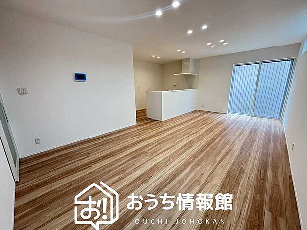 現地写真(リビング)
フローリング材には、木目、色調など木材特有の風合いがあり、ナチュラルな美しさになっています。