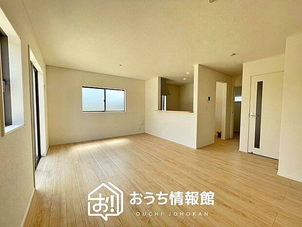 現地写真(リビング)
フローリング材には、木目、色調など木材特有の風合いがあり、ナチュラルな美しさになっています。