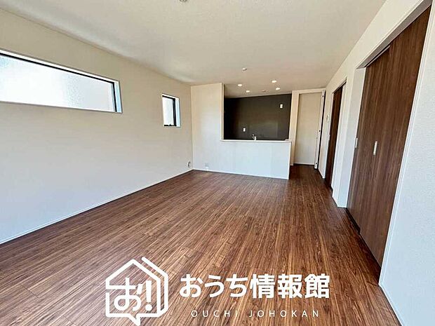 現地写真(リビング)
フローリング材には、木目、色調など木材特有の風合いがあり、ナチュラルな美しさになっています。