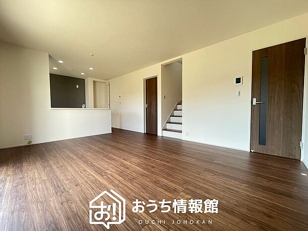 現地写真(リビング)
フローリング材には、木目、色調など木材特有の風合いがあり、ナチュラルな美しさになっています。