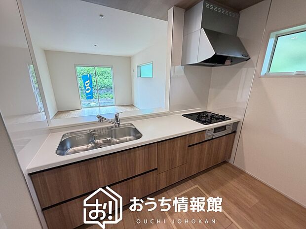 現地写真（キッチン）
収納たっぷりのシステムキッチン、浄水器付水栓を標準装備しています。