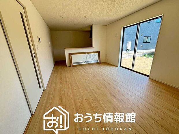 現地写真(リビング)
フローリング材には、木目、色調など木材特有の風合いがあり、ナチュラルな美しさになっています。