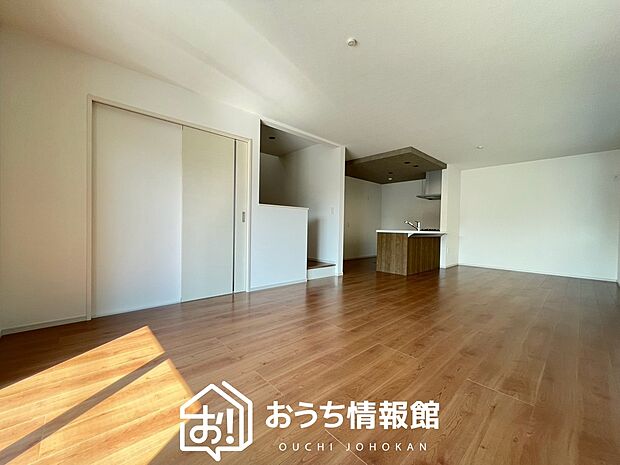 現地写真(リビング)
フローリング材には、木目、色調など木材特有の風合いがあり、ナチュラルな美しさになっています。