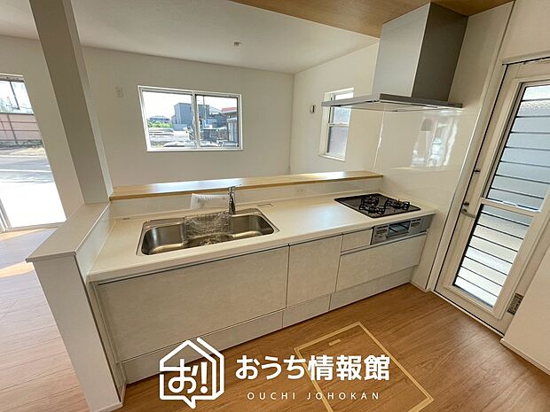 現地写真（キッチン）
収納たっぷりのシステムキッチン、浄水器付水栓を標準装備しています。