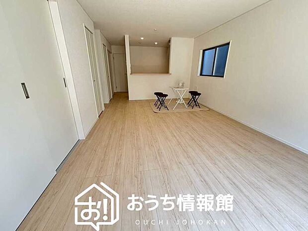 現地写真(リビング)
フローリング材には、木目、色調など木材特有の風合いがあり、ナチュラルな美しさになっています。