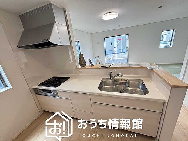 現地写真（キッチン）
収納たっぷりのシステムキッチン、浄水器付水栓を標準装備しています。