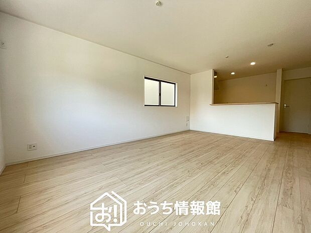 現地写真（リビング）
フローリング材には、木目、色調など木材特有の風合いがあり、ナチュラルな美しさになっています。