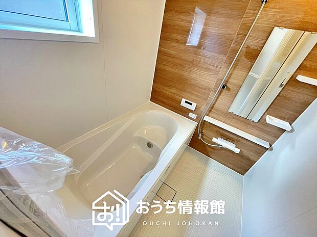 現地写真（浴室）
浴室暖房乾燥機付き。１坪タイプで広々です。