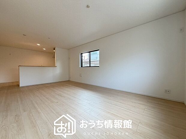 現地写真（リビング）
フローリング材には、木目、色調など木材特有の風合いがあり、ナチュラルな美しさになっています。
