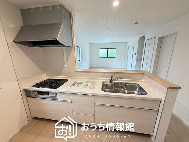 現地写真（キッチン）
収納たっぷりのシステムキッチン、浄水器付水栓を標準装備しています。