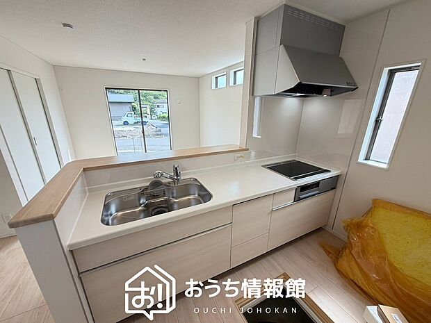 現地写真(キッチン)
収納たっぷりのシステムキッチン、浄水器付水栓を標準装備しています。