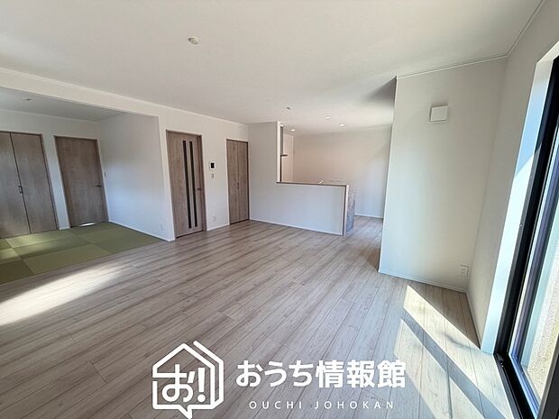 現地写真（リビング）
フローリング材には、木目、色調など木材特有の風合いがあり、ナチュラルな美しさになっています。