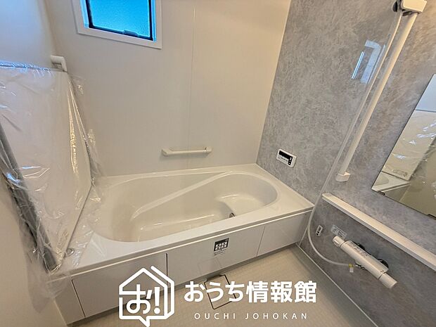現地写真（浴室）
浴室暖房乾燥機付き。１坪タイプで広々です。