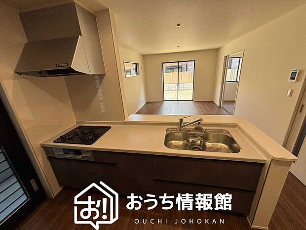 現地写真（キッチン）
収納たっぷりのシステムキッチン、浄水器付水栓を標準装備しています。